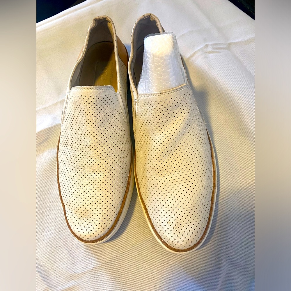 UGG - WOMENS SLIP ON SNEAKERS- size 10 Bone color with Tan trim - Picture 2 of 8